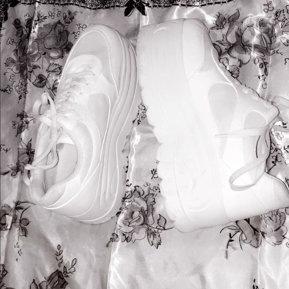 Chunky white sneakers!✨